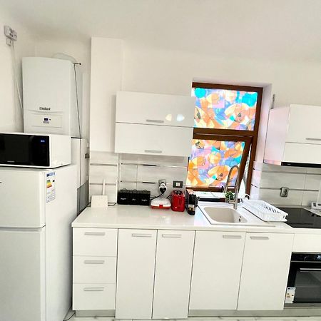 White Studio Bukares Bagian luar foto