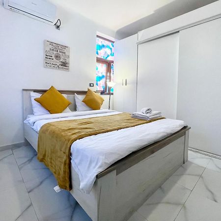 White Studio Bukares Bagian luar foto