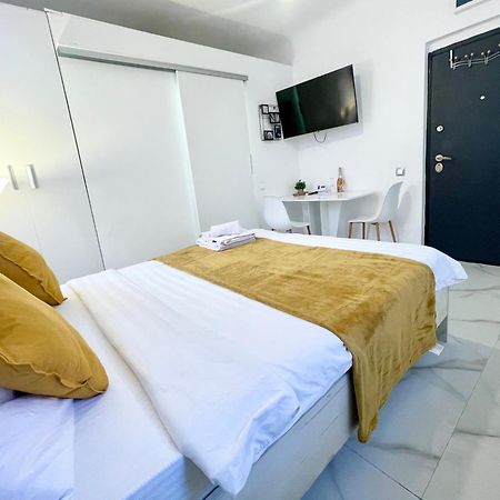 White Studio Bukares Bagian luar foto