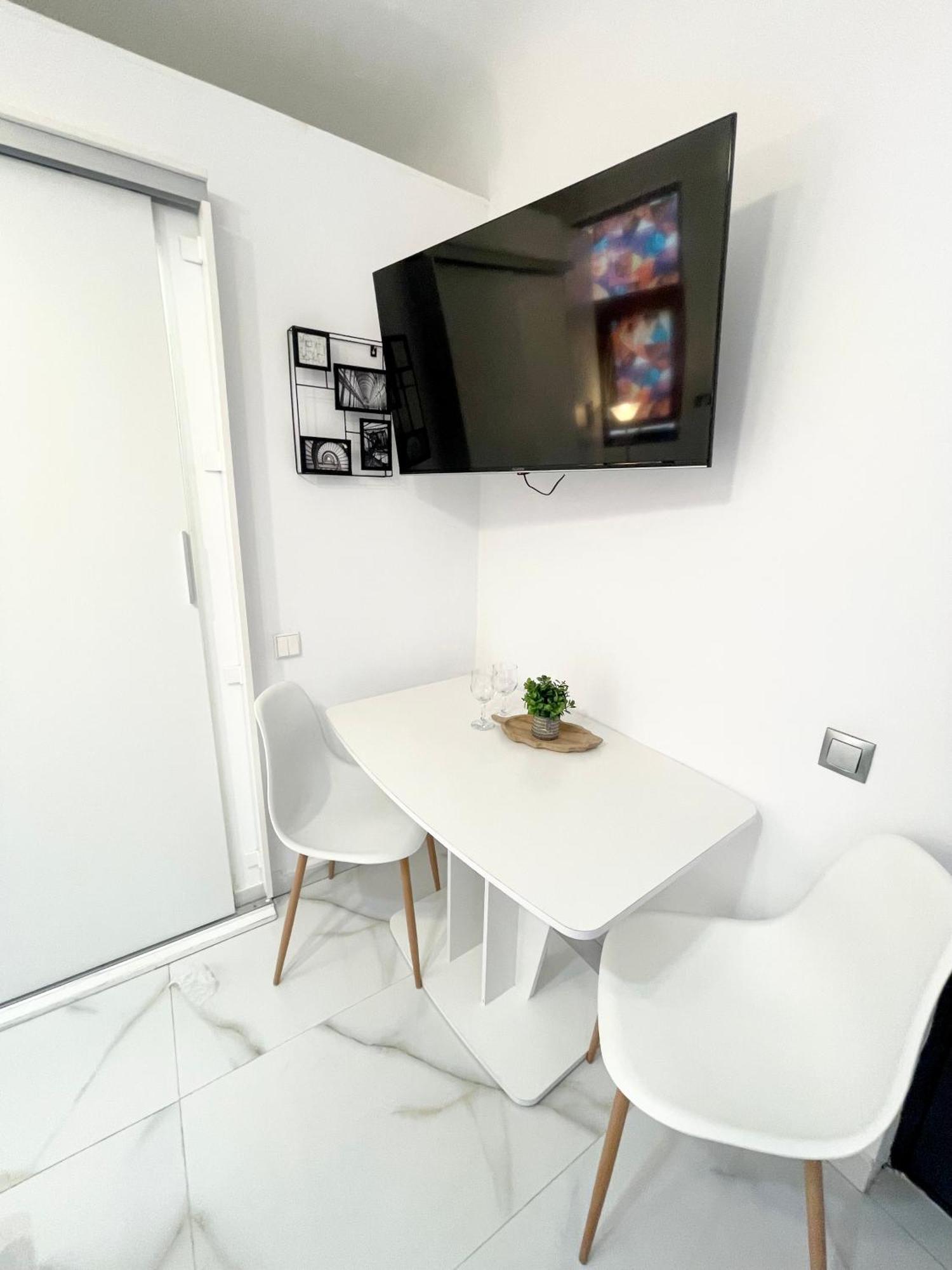White Studio Bukares Bagian luar foto