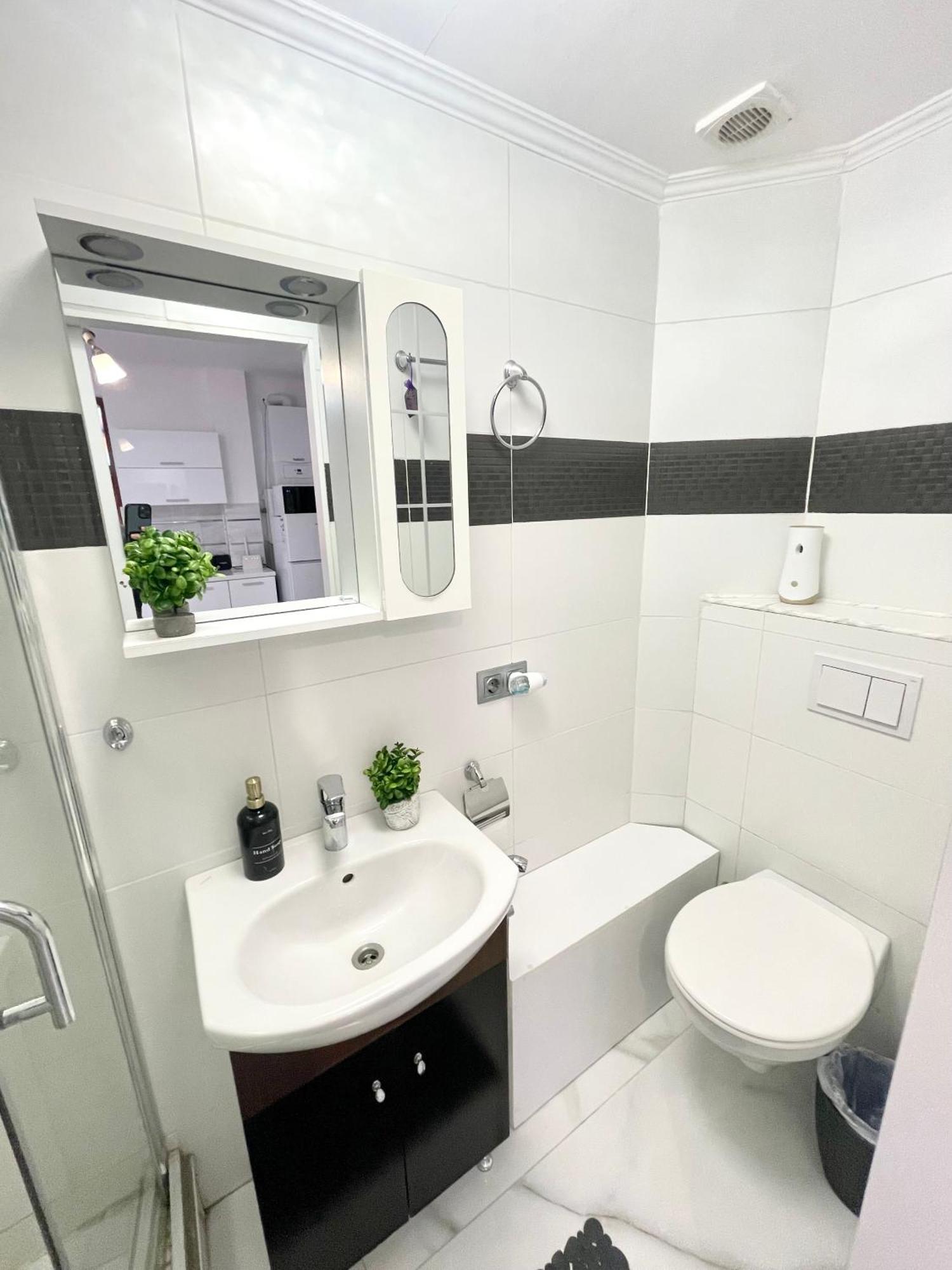 White Studio Bukares Bagian luar foto