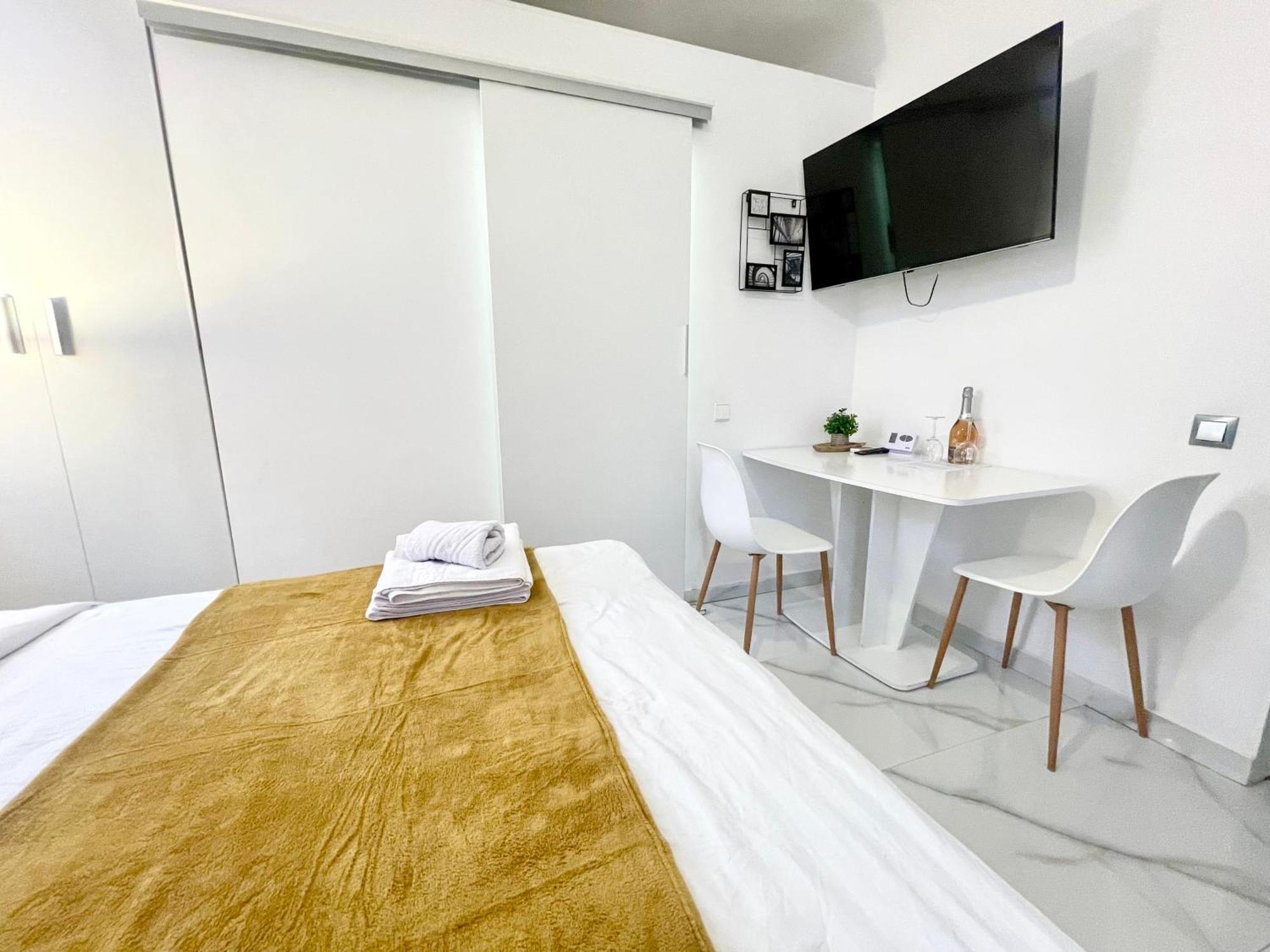 White Studio Bukares Bagian luar foto