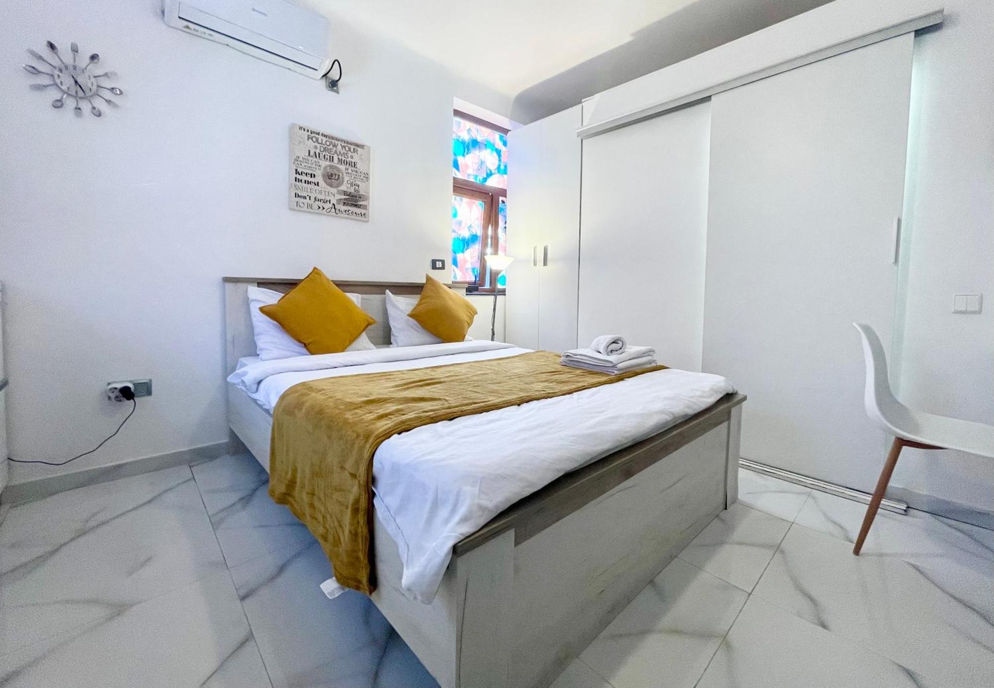 White Studio Bukares Bagian luar foto