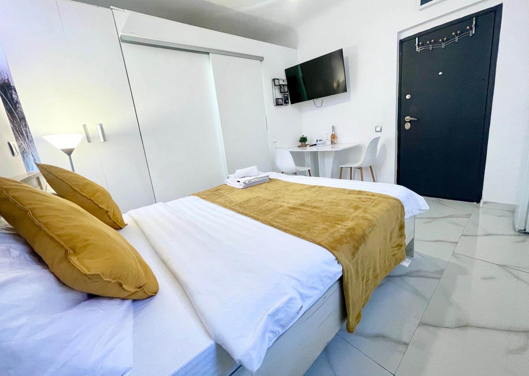 White Studio Bukares Bagian luar foto