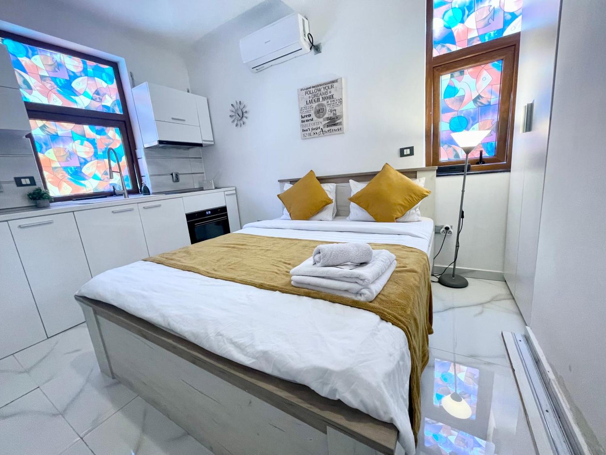 White Studio Bukares Bagian luar foto