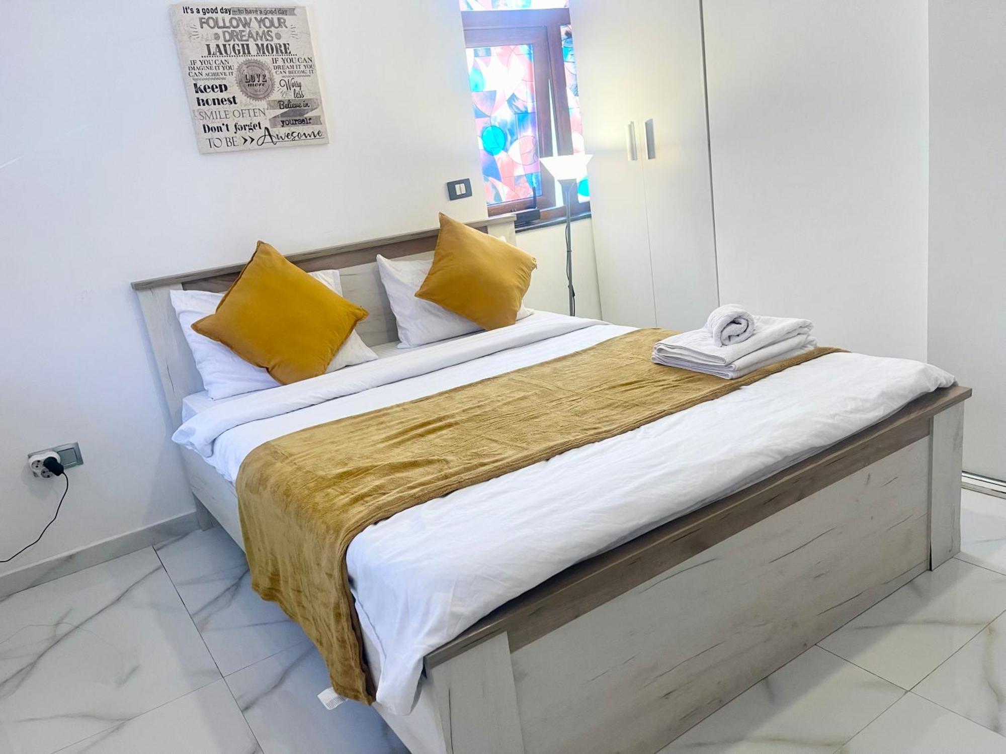White Studio Bukares Bagian luar foto