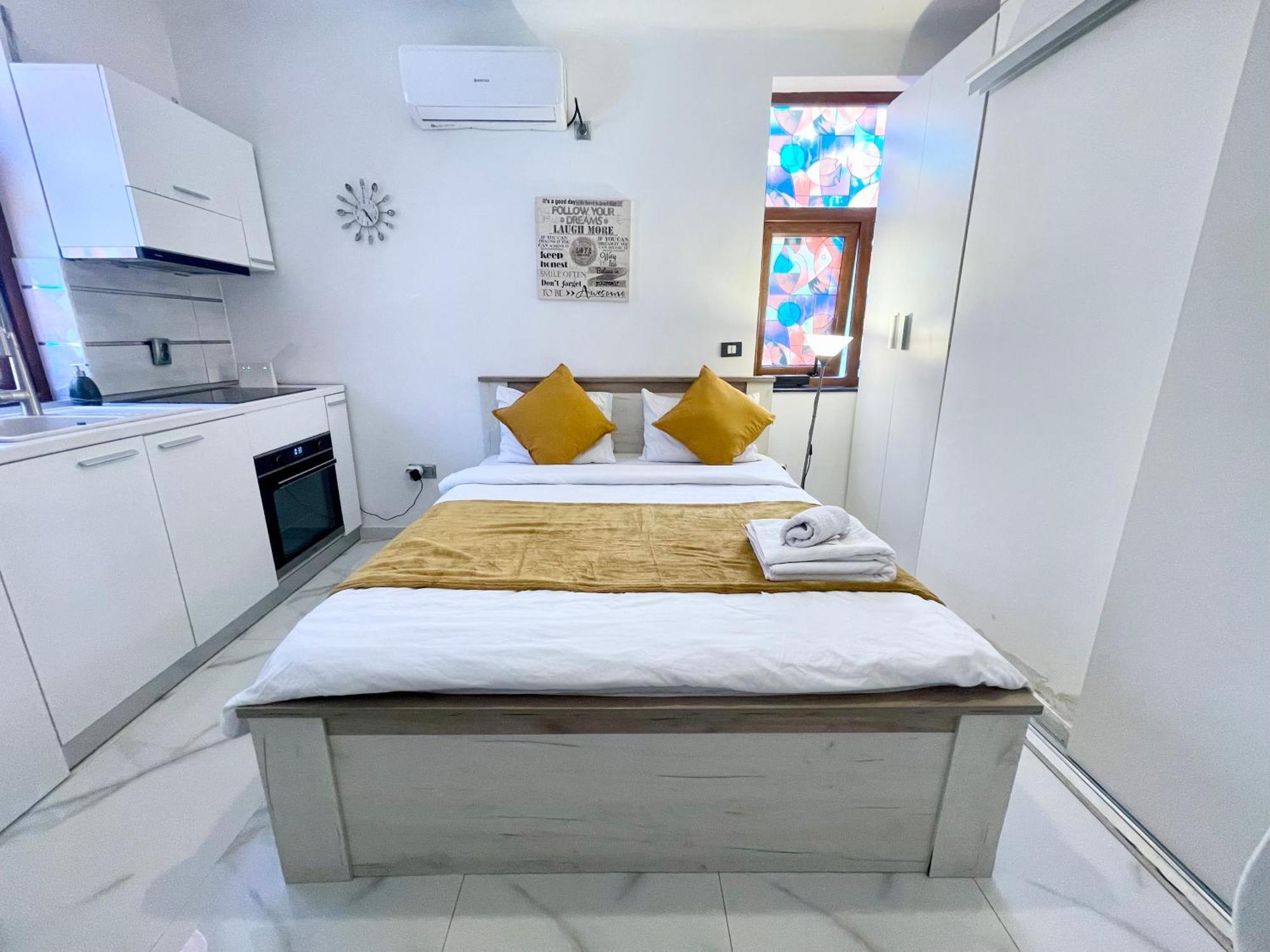White Studio Bukares Bagian luar foto