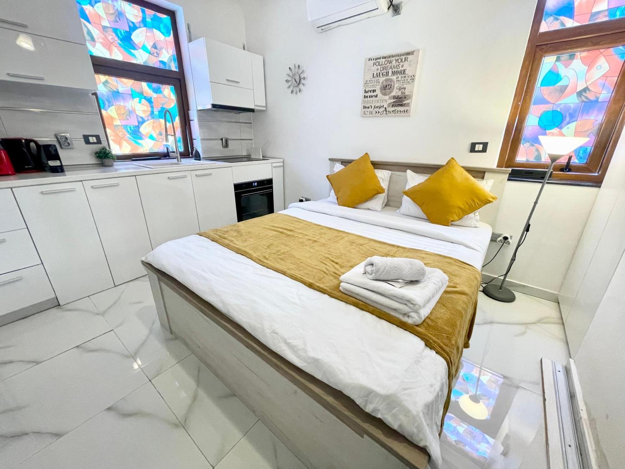 White Studio Bukares Bagian luar foto